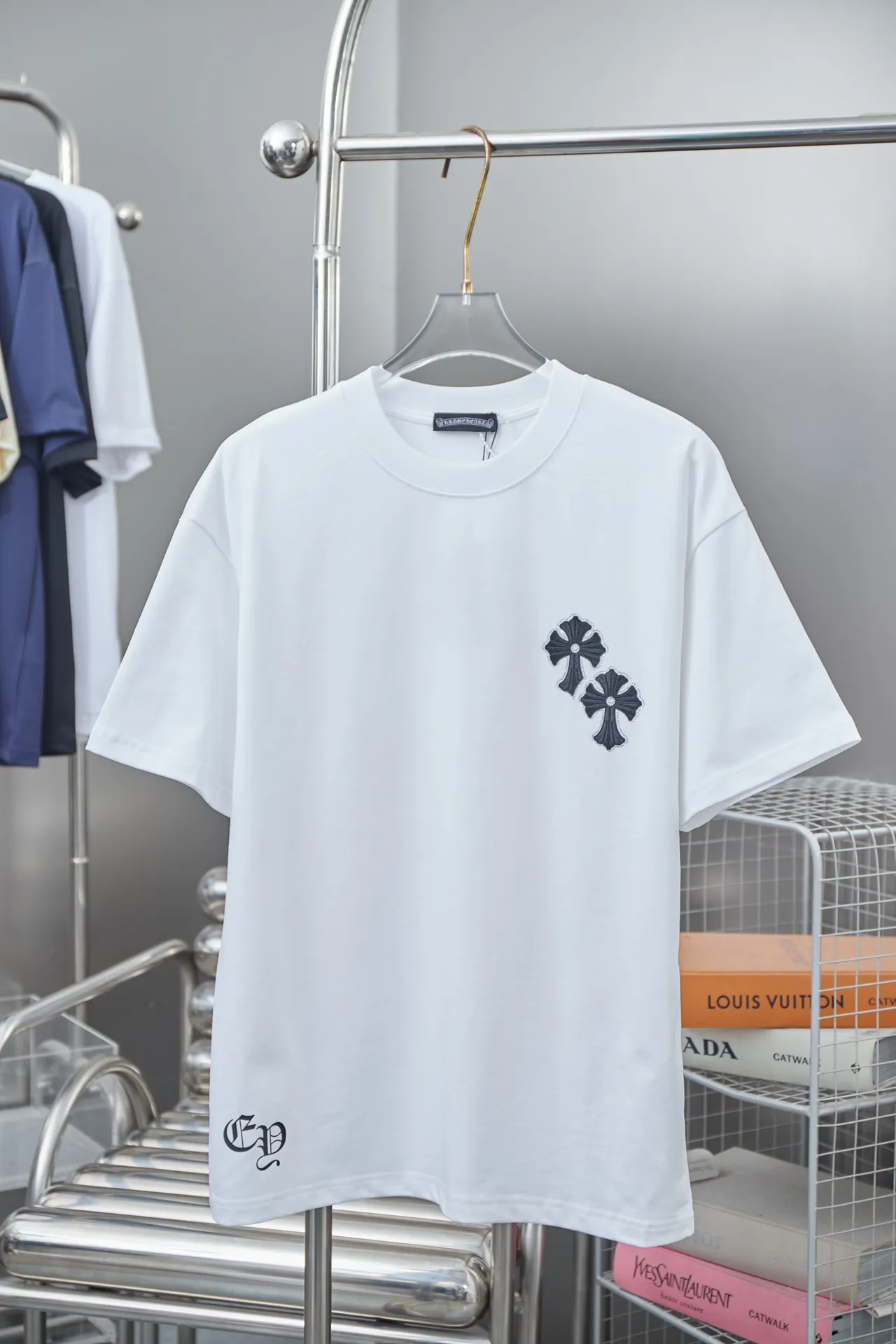 🅿️240 Ch*ome Hearte 25SS early spring new style Crow heart embroidered rhinestone short sleeves Light luxury essential item for daily commuting for men and women Correct version Welcome to compare Detailed features · 320g 100% pure cotton double yarn jersey fabric · Custom dyed in the same vat with special bold 32-count double-ply 1X1 thread · Imported Australian matte pearlescent diamonds ➕ Three-dimensional sequin embroidered Crow heart ➕ Thick version of letter logo · Double-needle stitching across seams · Original main mark, washed tag, branded moisture-proof paper packaging Color: black/white/rose red/blue Size: S/M/L/XL